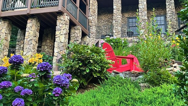 Un bâtiment à deux étages, avec une base en pierre et une partie supérieure bleue.