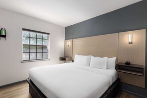 Desk, free WiFi, bed sheets - Ramada by Wyndham Studio Suites Dothan (Dothan)