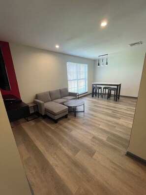 Desk, free WiFi, bed sheets - Ramada by Wyndham Studio Suites Dothan (Dothan)