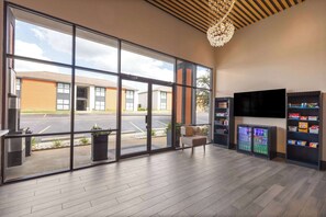 Lobby - Ramada by Wyndham Studio Suites Dothan (Dothan)