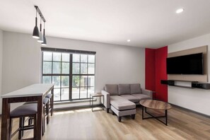 Desk, free WiFi, bed sheets - Ramada by Wyndham Studio Suites Dothan (Dothan)