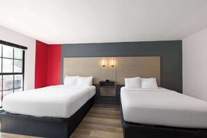 套房, 2 張加大雙人床, 無障礙, 非吸煙房 (Mobility, Tub w/Grab Bars) | 書桌、免費無線上網、床單