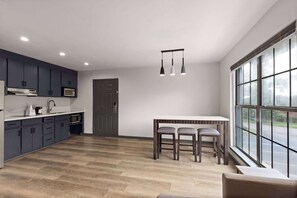 Desk, free WiFi, bed sheets - Ramada by Wyndham Studio Suites Dothan (Dothan)