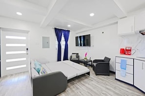 2 bedrooms, iron/ironing board, free WiFi, bed sheets - The Rise at Kendal- Modern Apartment with Pool (Oistins)