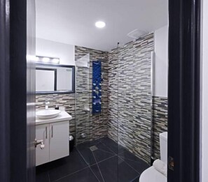 Asciugacapelli, asciugamani, sapone, shampoo