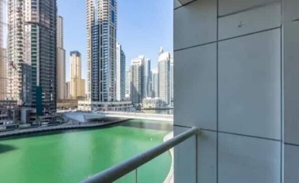 المنطقة المحيطة بالمنشأة