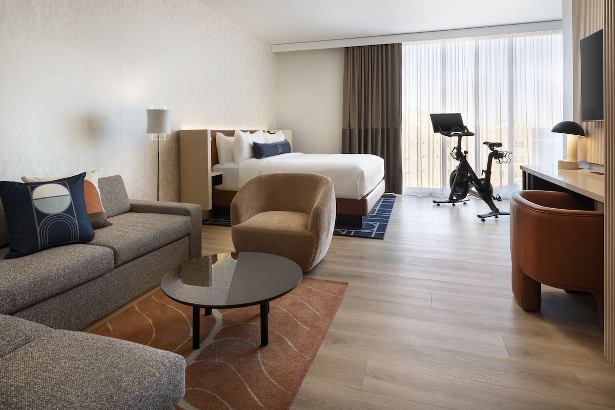 Suite Junior, 1 trĂšs grand lit, vue ville | Coffres-forts dans les chambres, bureau