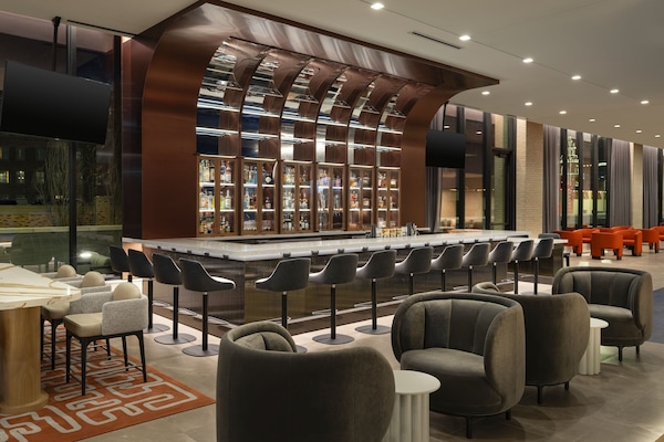 3 bars/lounges