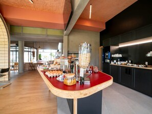 A breakfast bar with eggs, bread, and a coffee machine. - Greet Hotel Cernay Mulhouse (Cernay)