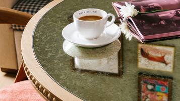 Daily cooked-to-order breakfast (USD 20 per person)