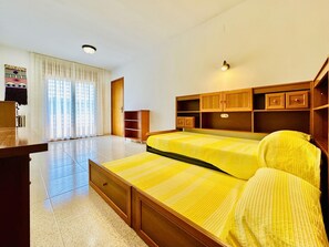 4 habitaciones, tabla de planchar con plancha, wifi y ropa de cama 