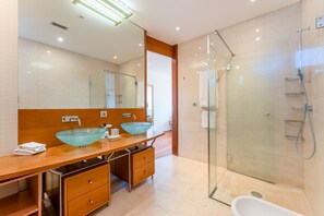 Dusche, Haartrockner, HandtĂŒcher