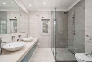 Shower, hair dryer, towels - Apartment Chi - Vale de Lobo (Vale do Lobo)