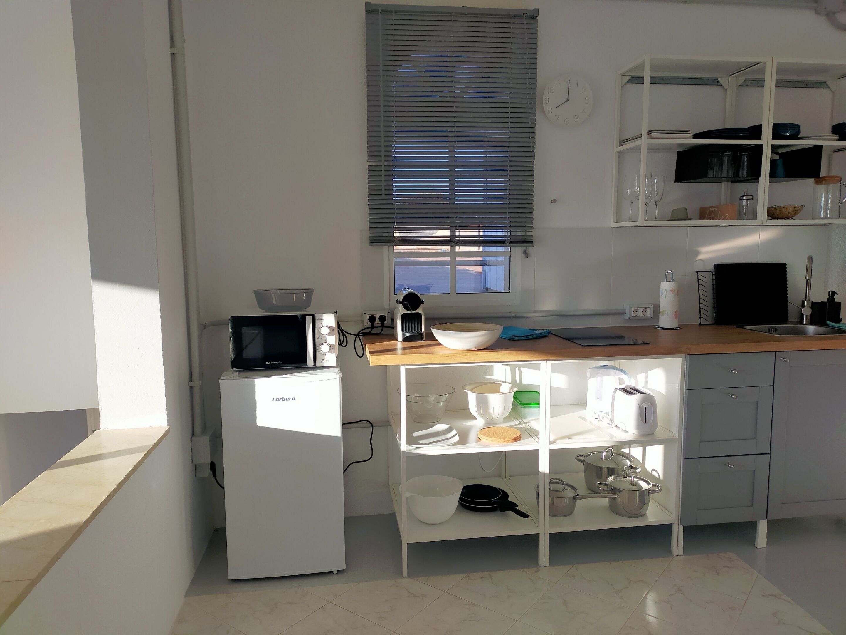 Coffee/tea maker, fridge, microwave, stovetop