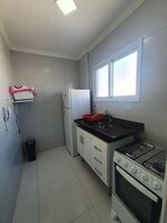 Refrigerador, microondas, horno, utensilios de cocina