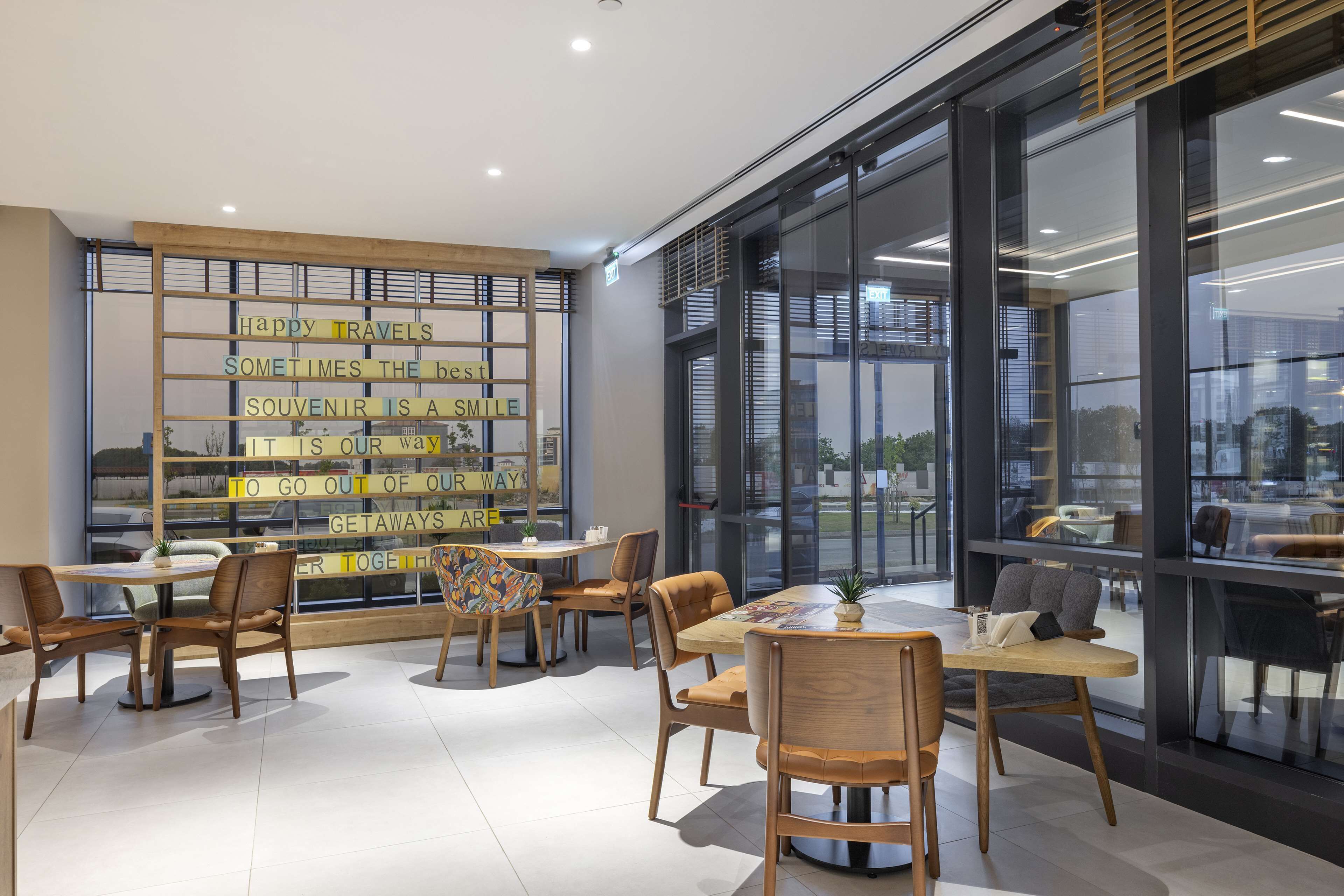 Un café moderne avec des meubles en bois et de grandes fenêtres.