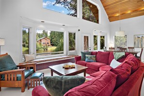 Smart TV, chimenea, futbolito y libros