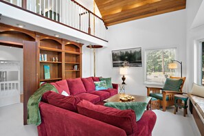 Smart-tv, eldstad, bordsfotboll och böcker