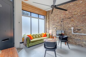 TV - Stylishly Designed 1BD Flat by Battersea Park (London)