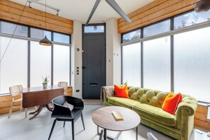 TV - Stylishly Designed 1BD Flat by Battersea Park (London)