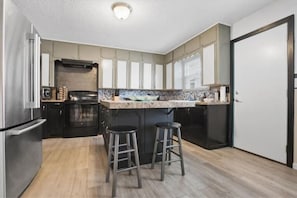 Réfrigérateur, four à micro-ondes, un four, surface de cuisson