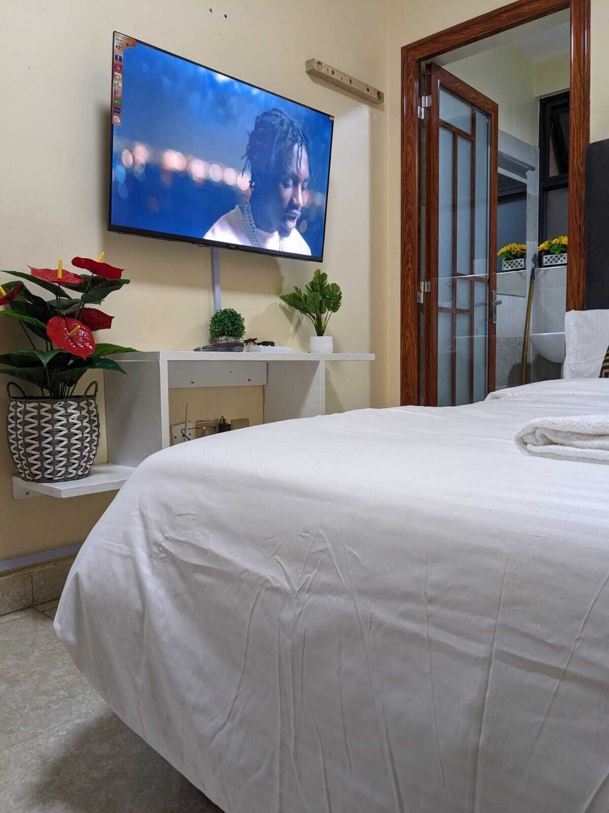 Superior Studio Suite | Egyptian cotton sheets, premium bedding, individually decorated