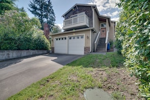 Exterior - Near Public Transit & Walkable! Airy Seattle Apt (Seattle)