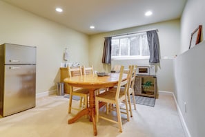 Dining - Near Public Transit & Walkable! Airy Seattle Apt (Seattle)