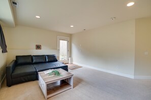Living area - Near Public Transit & Walkable! Airy Seattle Apt (Seattle)