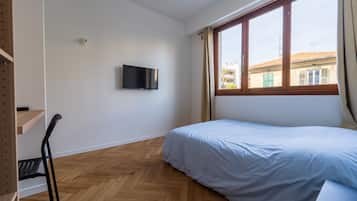 4 bedrooms, iron/ironing board, WiFi, bed sheets