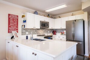 Fridge, microwave, oven, stovetop - Fenimore Mill 10C, Marina Boat Slip, Pool/Hot Tub! (Cedar Key)