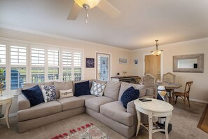 Smart TV, DVD player - Fenimore Mill 10C, Marina Boat Slip, Pool/Hot Tub! (Cedar Key)