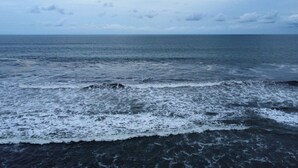 A view of the ocean with waves approaching the shore under a cloudy sky. - Quinta del Carmen (La Libertad)