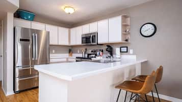 Réfrigérateur, micro-ondes, four, plaque de cuisson