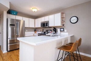 冷蔵庫、電子レンジ、オーブン、コンロ