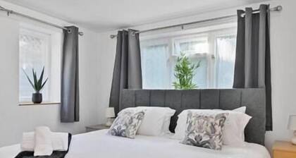 2-BR Flat w. Garden near Wimbledon Station