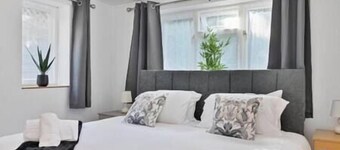 2-BR Flat w. Private Garden near Wimbledon Station | On Site Stays Wimbledon