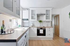 Private kitchen - 2-BR Flat w. Private Garden near Wimbledon Station | On Site Stays Wimbledon (Wimbledon)