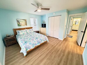 2 bedrooms, travel cot, free WiFi, bed sheets - Waterfront Balcony SHL-102 Sunset Views! (Cedar Key)