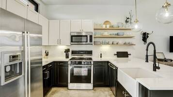 Jääkaappi, mikroaaltouuni, uuni, liesi