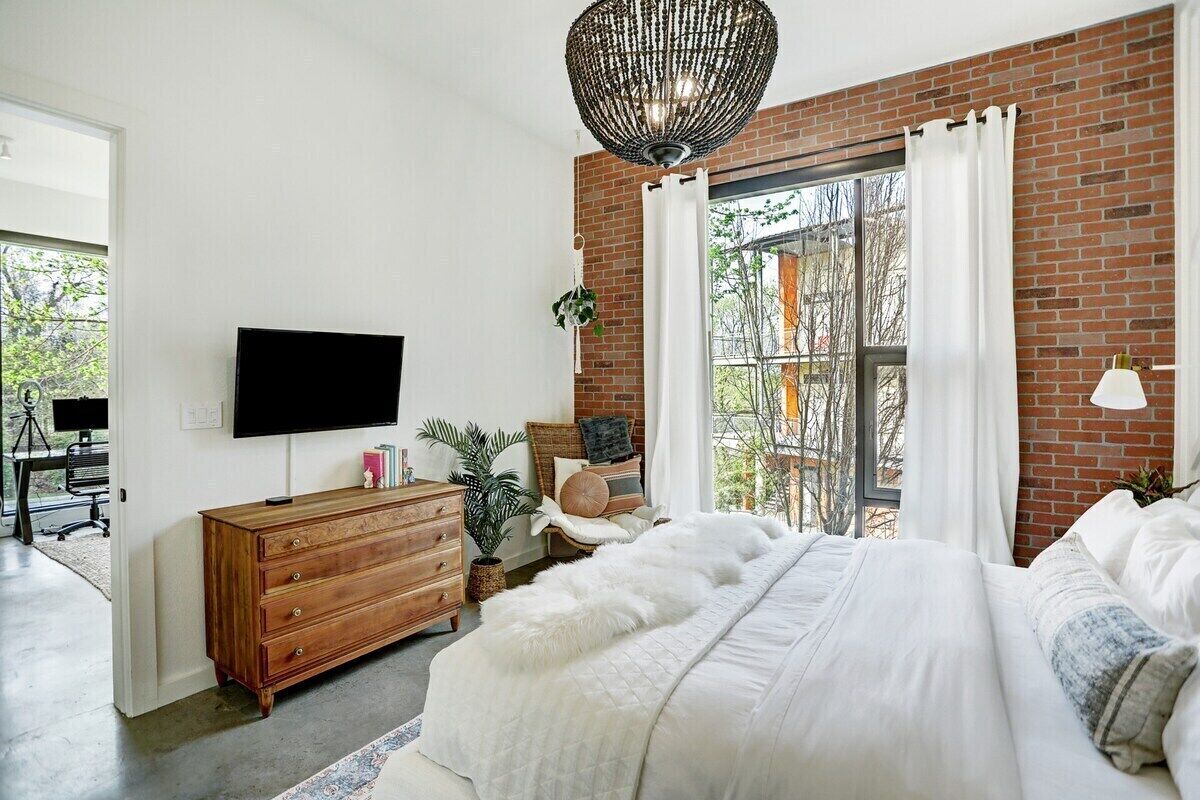 2 bedrooms, desk, iron/ironing board, WiFi (free)
