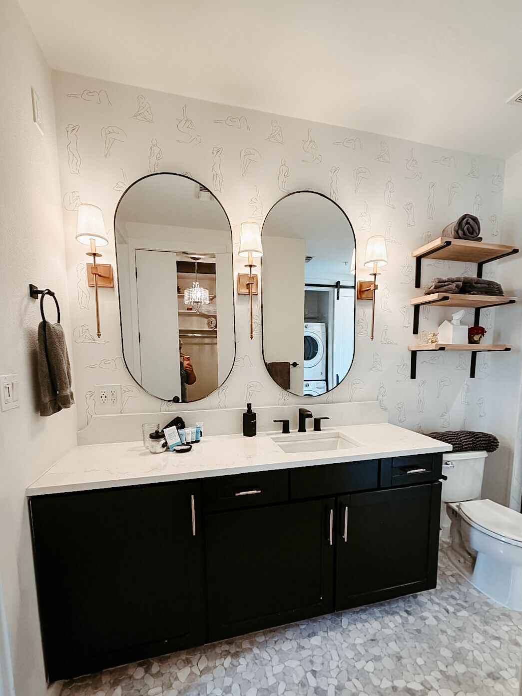 Baignoire, séchoir à cheveux, serviettes fournies