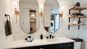 Baignoire, séchoir à cheveux, serviettes fournies