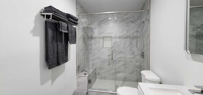 Dusche, Haartrockner, Handtücher, Seife