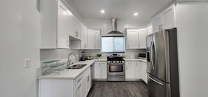 Fridge, microwave, oven, stovetop - Modern Furnished ADU Near Metro LA – Mid‑Term Ready (Los Angeles,)