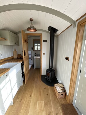 Fridge, oven, coffee/tea maker, electric kettle