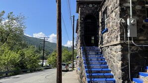 Un bâtiment en pierre avec un escalier en pierre menant à une porte portant le numéro 5711.