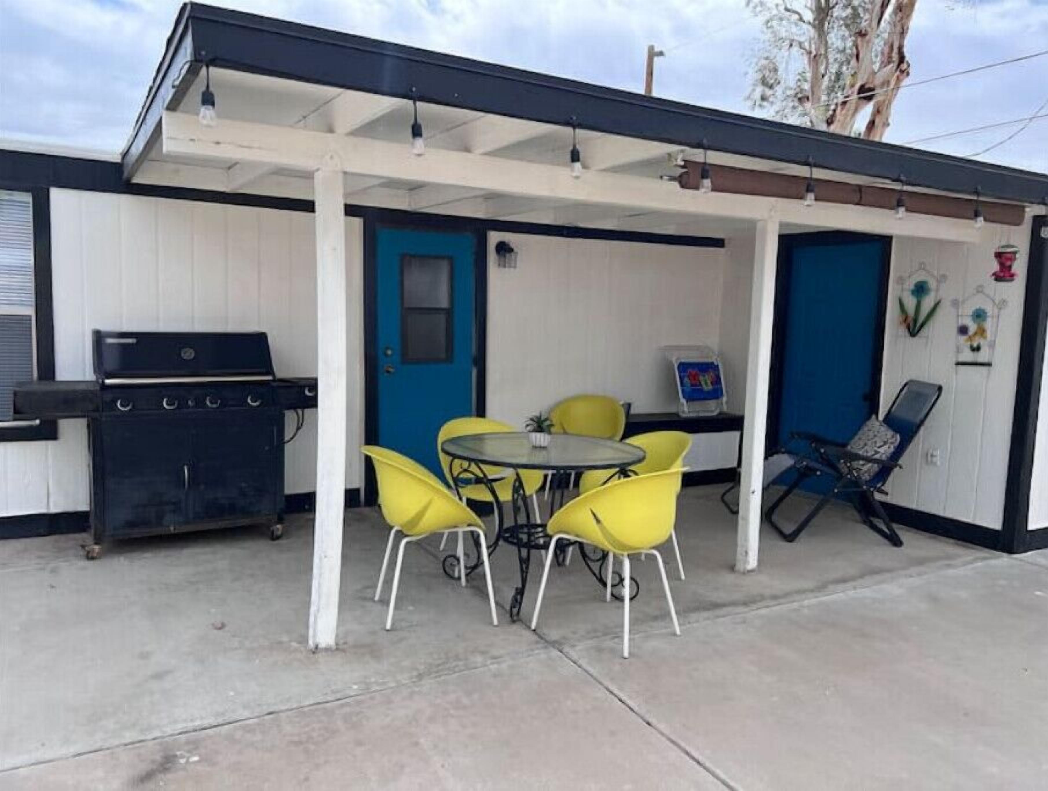 Entire Home minutes from the Colorado River- pet friendly! 