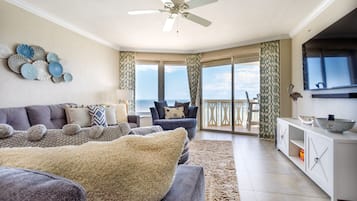 TV connectée, livres, espaces bureaux