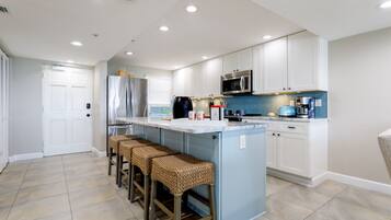 Réfrigérateur, micro-ondes, four, plaque de cuisson